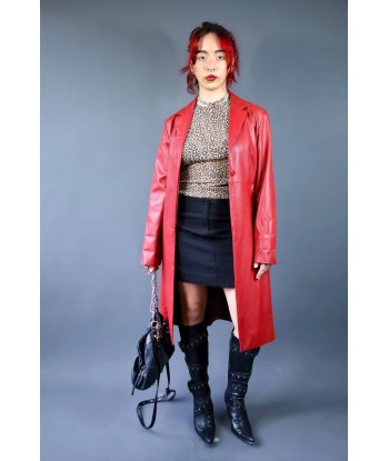 Trench en similicuir rouge ouvre sa boutique