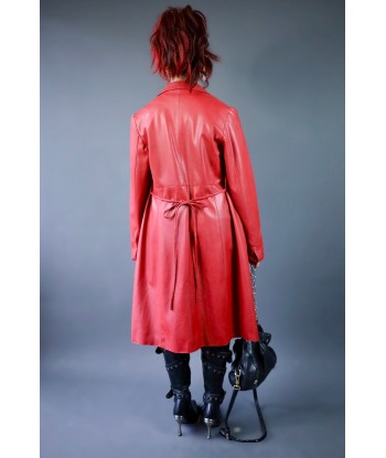 Trench en similicuir rouge ouvre sa boutique