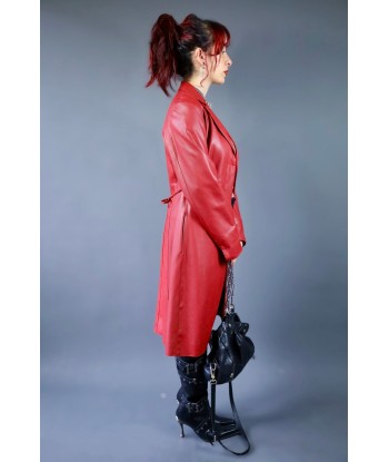 Trench en similicuir rouge ouvre sa boutique