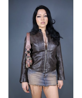 Veste de biker en cuir marron est présent 