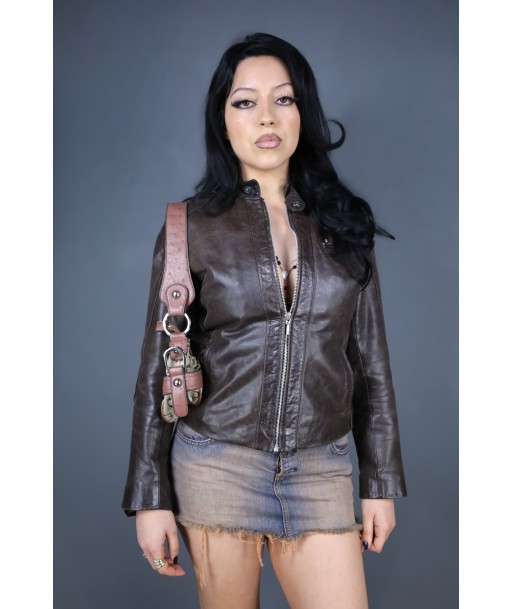 Veste de biker en cuir marron est présent 